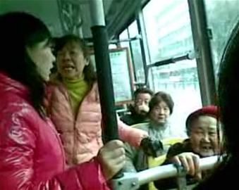 女孩沒給老太讓座被人批。