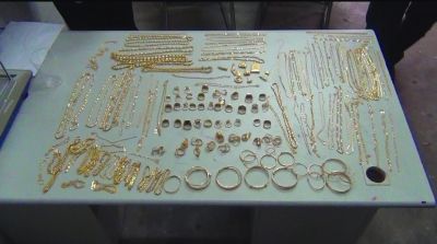 警方追回的被搶金首飾，有172件，2200多克。其余的都被嫌疑人變賣，用來購買手機(jī)的汽車。