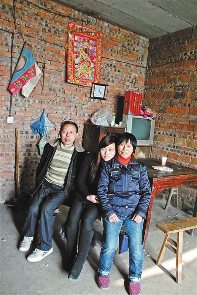 超生女謝先梅(中)、養(yǎng)父謝運才（左）、謝運才的嫂子唐富秀