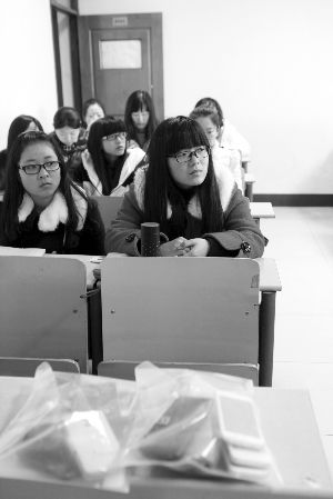 在限時斷網(wǎng)前，江大已有發(fā)起拒絕手機低頭族活動，圖為設立了手機暫存袋的課堂 吳奕 攝