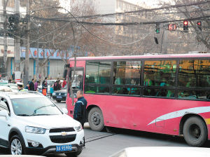 一個(gè)多小時(shí)，除了短暫的休息，郭師傅一直在車流中舉著木棍 圖片由市民孫先生提供
