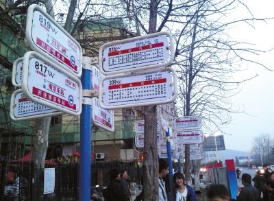 3月16日，江蘇省南京市，眾多乘客在“火車站廣場東”站臺候車。圖/東方IC