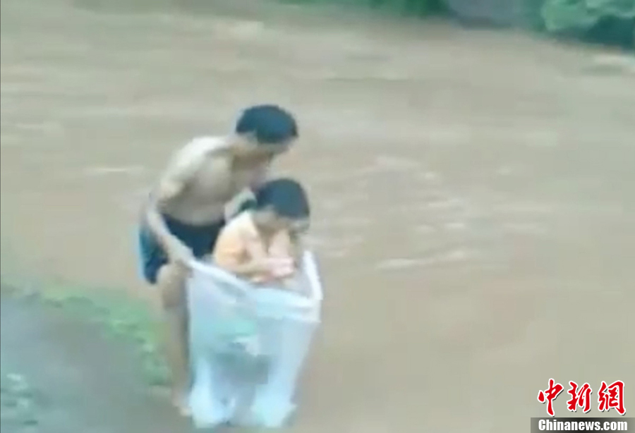 越南一村莊家長(zhǎng)用塑料袋運(yùn)孩子過(guò)河上學(xué) 越南一村莊家長(zhǎng)用塑料袋運(yùn)孩子過(guò)河上學(xué)
