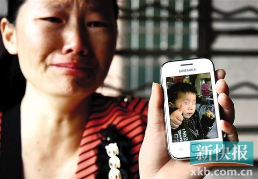 男童的舅媽拿著小益的照片,悲痛欲絕。 新快報(bào)記者 畢志毅 攝