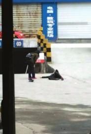 彭智被打后倒地(圖據(jù)網(wǎng)絡(luò)) 彭智被打后倒地(圖據(jù)網(wǎng)絡(luò))