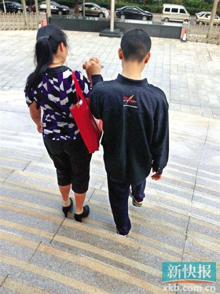 李星兒與媽媽蔣女士牽手走出法院。 新快報(bào)記者 張國(guó)鋒/攝