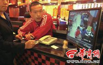 昨日，李女士展示從火鍋店抱回的火鍋，內有濕巾