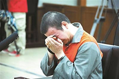 男子砍死追星女兒受審當庭痛哭 男子砍死追星女兒受審當庭痛哭