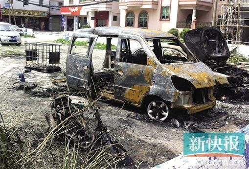 涉事面包車燒剩鐵殼。