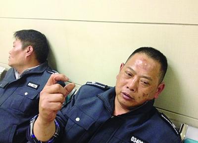 被打傷的城管隊員。陳郁攝