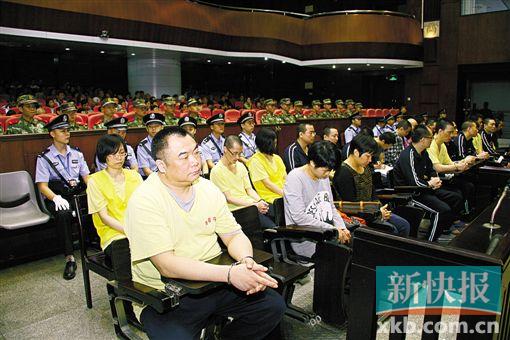 ■蔣洪偉(左一)等二十幾名被告被指控犯集資詐騙罪,昨日集體過堂?！　?鄭朝暉/攝