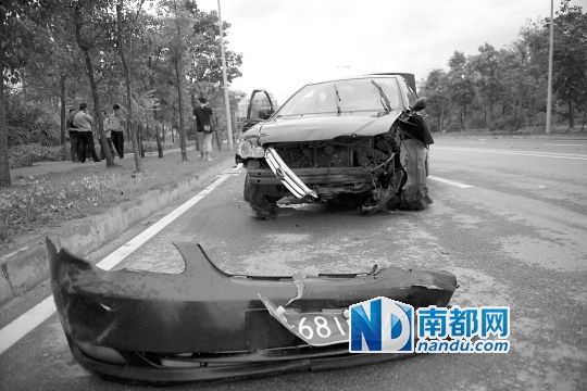 男子搶的比亞迪轎車車頭損毀嚴重。