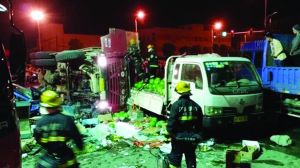 渣土車側(cè)翻在地，現(xiàn)場(chǎng)一片狼藉