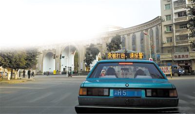 前天傍晚，石柱縣城內(nèi)，譚師傅開著“我被打劫，請報(bào)警”的出租車載客，市民看到后紛紛報(bào)警。網(wǎng)絡(luò)截圖