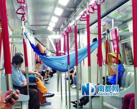 男子地鐵掛吊床睡覺 網友稱其古墓派傳人 男子地鐵掛吊床睡覺 網友稱其古墓派傳人
