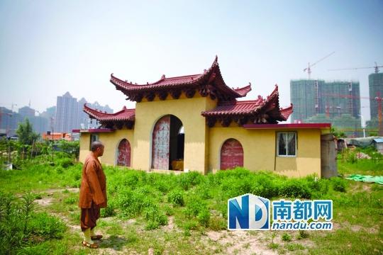 十里古寺2008年被拆,現(xiàn)在只剩下一個廟門。南都記者 陳志剛 攝