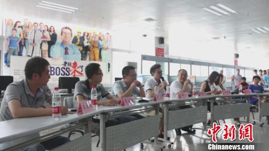 　招聘會現(xiàn)場，用人單位老板一字排開，與求職者面對面交流　李超慶　攝