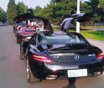 近日，一組“北體大畢業(yè)典禮豪車云集堪比車展”組圖在網(wǎng)絡(luò)爆紅。網(wǎng)絡(luò)截圖