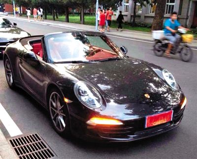 近日，一組“北體大畢業(yè)典禮豪車云集堪比車展”組圖在網(wǎng)絡(luò)爆紅。網(wǎng)絡(luò)截圖