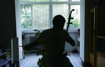 盲人男孩高考分?jǐn)?shù)高出一本線(xiàn) 會(huì)二胡會(huì)炒股賺錢(qián)