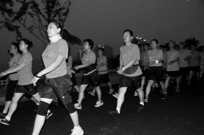 江蘇上萬名大媽上演集體暴走 官方稱不擾民 江蘇上萬名大媽上演集體暴走 官方稱不擾民