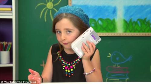 兒童試玩90年代游戲機(jī)面對“古董”困惑抓狂(圖) 兒童試玩90年代游戲機(jī)面對“古董”困惑抓狂(圖)