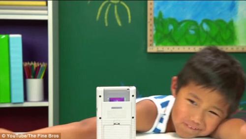 兒童試玩90年代游戲機(jī) 面對“古董”困惑抓狂 兒童試玩90年代游戲機(jī) 面對“古董”困惑抓狂