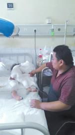 伏登順與女兒在一起。