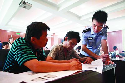 南京警方推 南京警方推