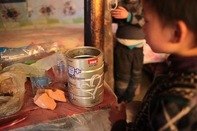 首例三鹿奶粉患兒曝光 比同齡孩子發(fā)育小 首例三鹿奶粉患兒曝光 比同齡孩子發(fā)育小