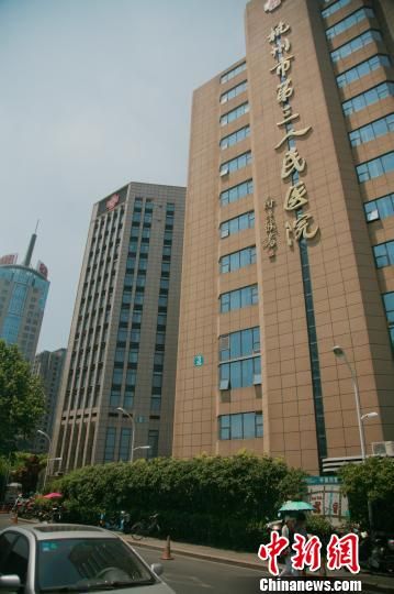 事發(fā)的醫(yī)院門口。 李晨韻 攝