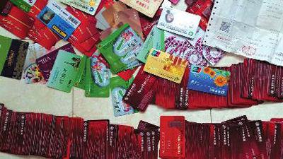 房云云向華商報(bào)記者提供的贓物圖片,包括購(gòu)物卡、銀行卡等