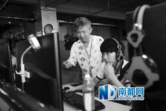 多地現(xiàn)老年網(wǎng)吧監(jiān)督隊(duì) 網(wǎng)友:還是安心跳舞吧 多地現(xiàn)老年網(wǎng)吧監(jiān)督隊(duì) 網(wǎng)友:還是安心跳舞吧