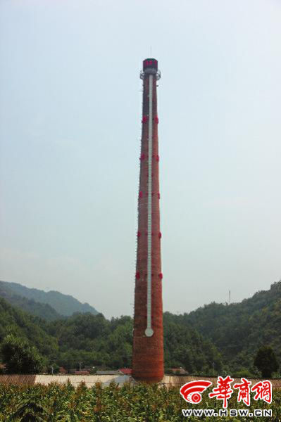 昨日中午，68米高的“溫度計(jì)”最上端，顯示著實(shí)時(shí)溫度