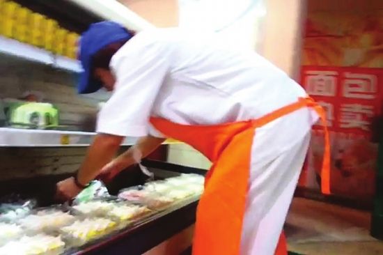 媒體臥底超市 質(zhì)檢員:是醉蝦 不是死蝦(圖) 媒體臥底超市 質(zhì)檢員:是醉蝦 不是死蝦(圖)