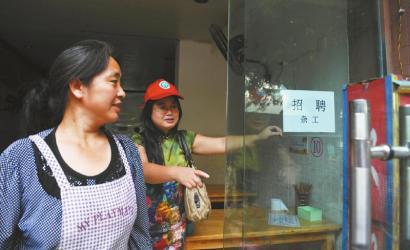 8月14日，市民志愿者體驗城管執(zhí)法招呼商家不要亂張貼。