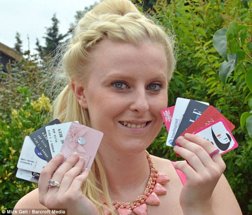 英國25歲購物狂女孩每日狂掃貨 衣服堆滿四間房 英國25歲購物狂女孩每日狂掃貨 衣服堆滿四間房