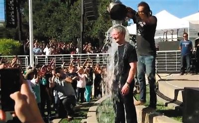 蘋果CEO蒂姆·庫克在自己公司的內(nèi)部活動上，讓自己來了個透心涼。邀請庫克參加游戲的是他的下屬、蘋果高級副總裁菲爾·席勒。