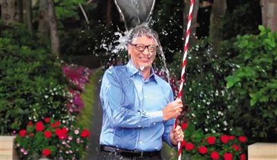 從蓋茨挑戰(zhàn)“冰桶”的視頻中可以發(fā)現(xiàn)微軟最新平板電腦Surface Pro 3的身影，網(wǎng)友稱蓋茨在做公益時(shí)還不忘給自家產(chǎn)品做代言。