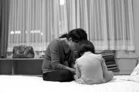 8月19日晚，河北石家莊市，多多的媽媽在酒店里安撫著孩子，3歲的多多一直在吵著要回家，看到陌生人就哭。圖/記者陳正