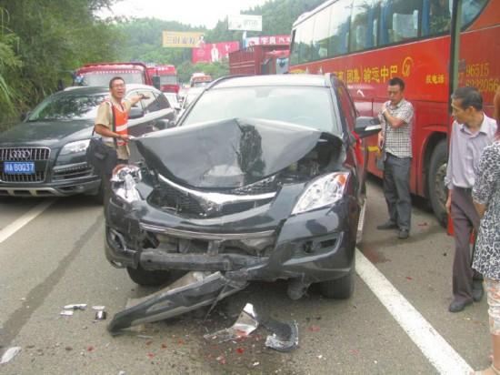 成渝高速19車相撞 雙胞胎妹妹下車逃離被撞身亡 成渝高速19車相撞 雙胞胎妹妹下車逃離被撞身亡