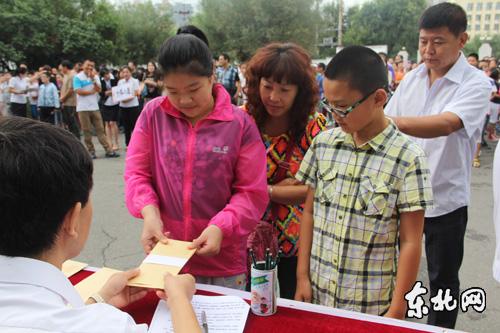 哈爾濱中小學(xué)抽簽定老師 攝像機(jī)跟拍家長(zhǎng)手抖