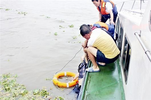 高二女生跳江輕生 漂流12小時(shí)獲救(圖) 高二女生跳江輕生 漂流12小時(shí)獲救(圖)