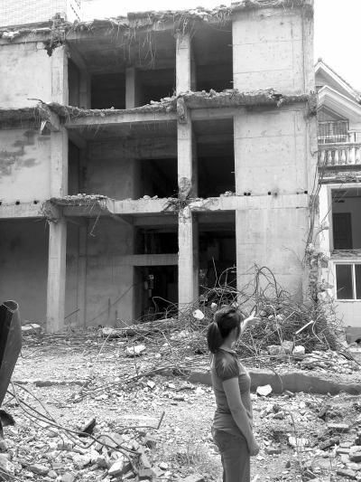 房主不在家時聯(lián)排別墅被城管當違建拆除(圖) 房主不在家時聯(lián)排別墅被城管當違建拆除(圖)