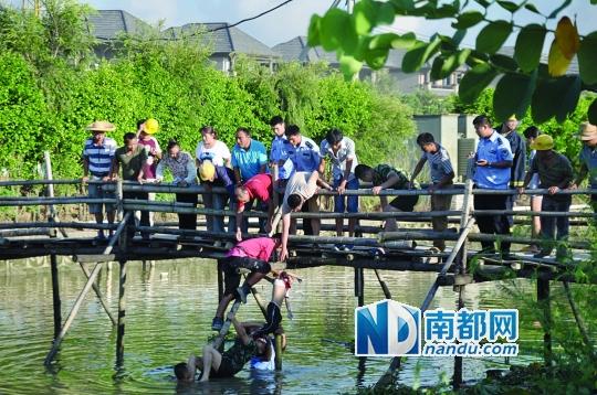 救援人員合力打撈起落水女孩，后經(jīng)醫(yī)護人員確認已經(jīng)死亡。受訪者供圖