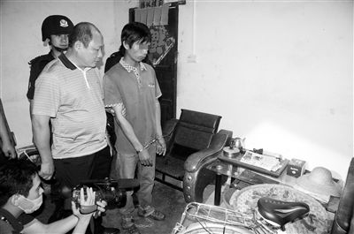 今年8月，我國內(nèi)地發(fā)生多起單身女性乘坐“黑車”后慘遭車主殺害的案件，被網(wǎng)友稱為“黑色8月”。