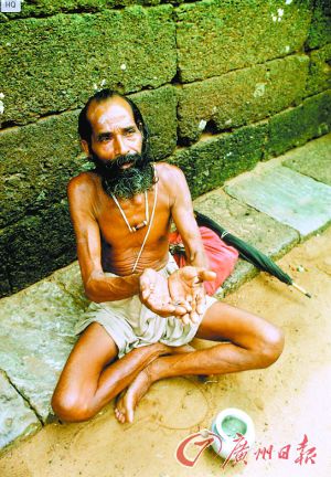 在街旁乞討的乞丐。