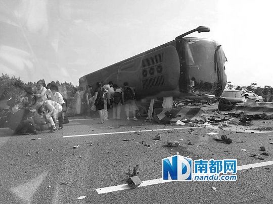 現(xiàn)場(chǎng)大客車側(cè)翻，玻璃碎落一地，車身卡在路邊水泥護(hù)欄上。 目擊者供圖