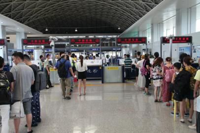 成都市民排隊(duì)準(zhǔn)備出境。