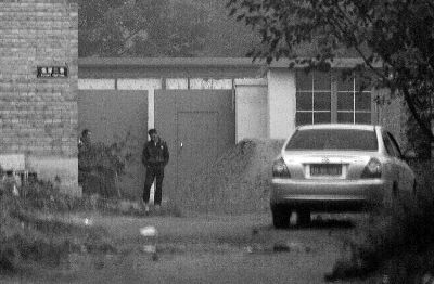 回訪今天上午，小李被困的院子大門緊閉，有人在門口望風